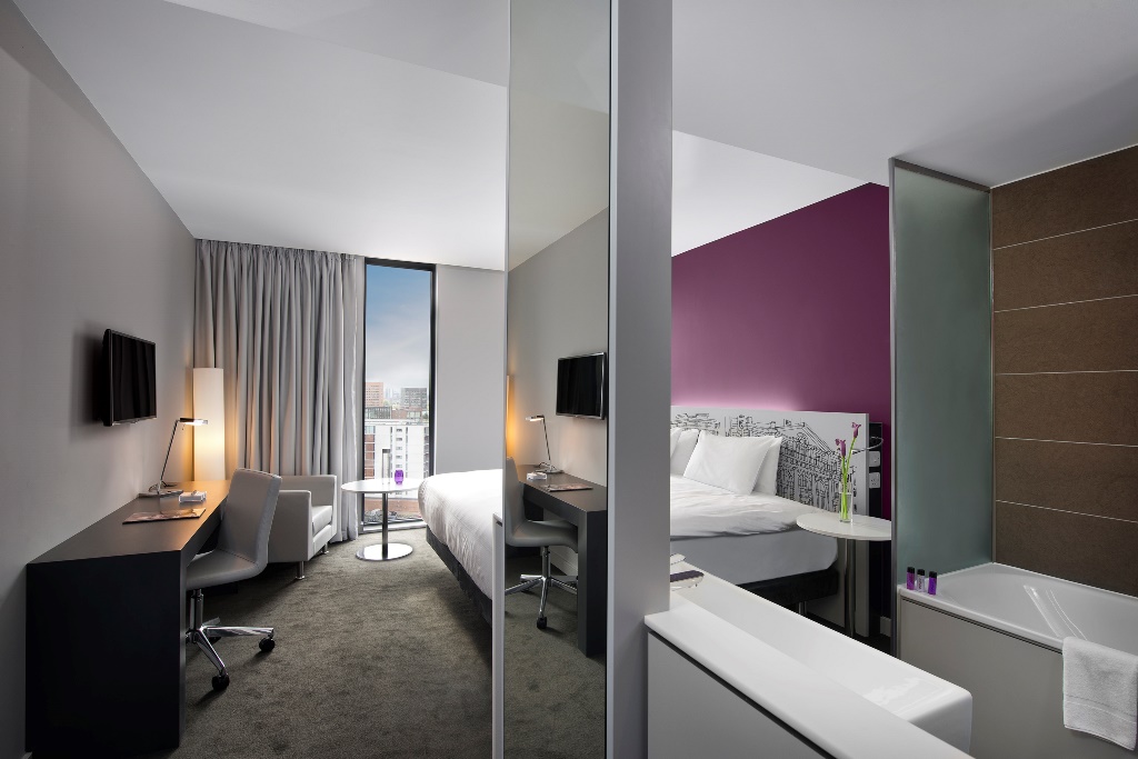 12InnsideManchester KingRoomBath Compressed