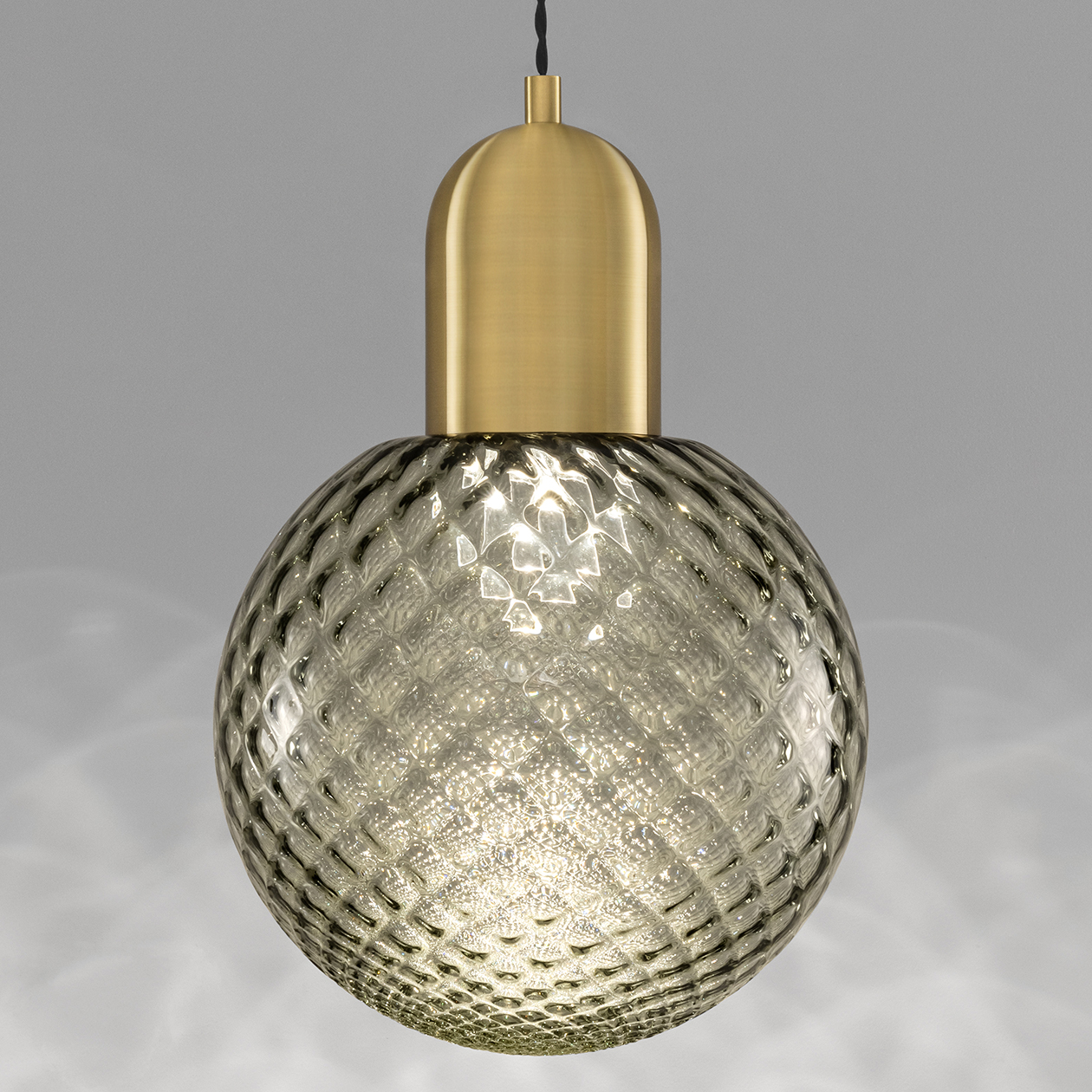 250MM QUILT GLOBE - SMOKE