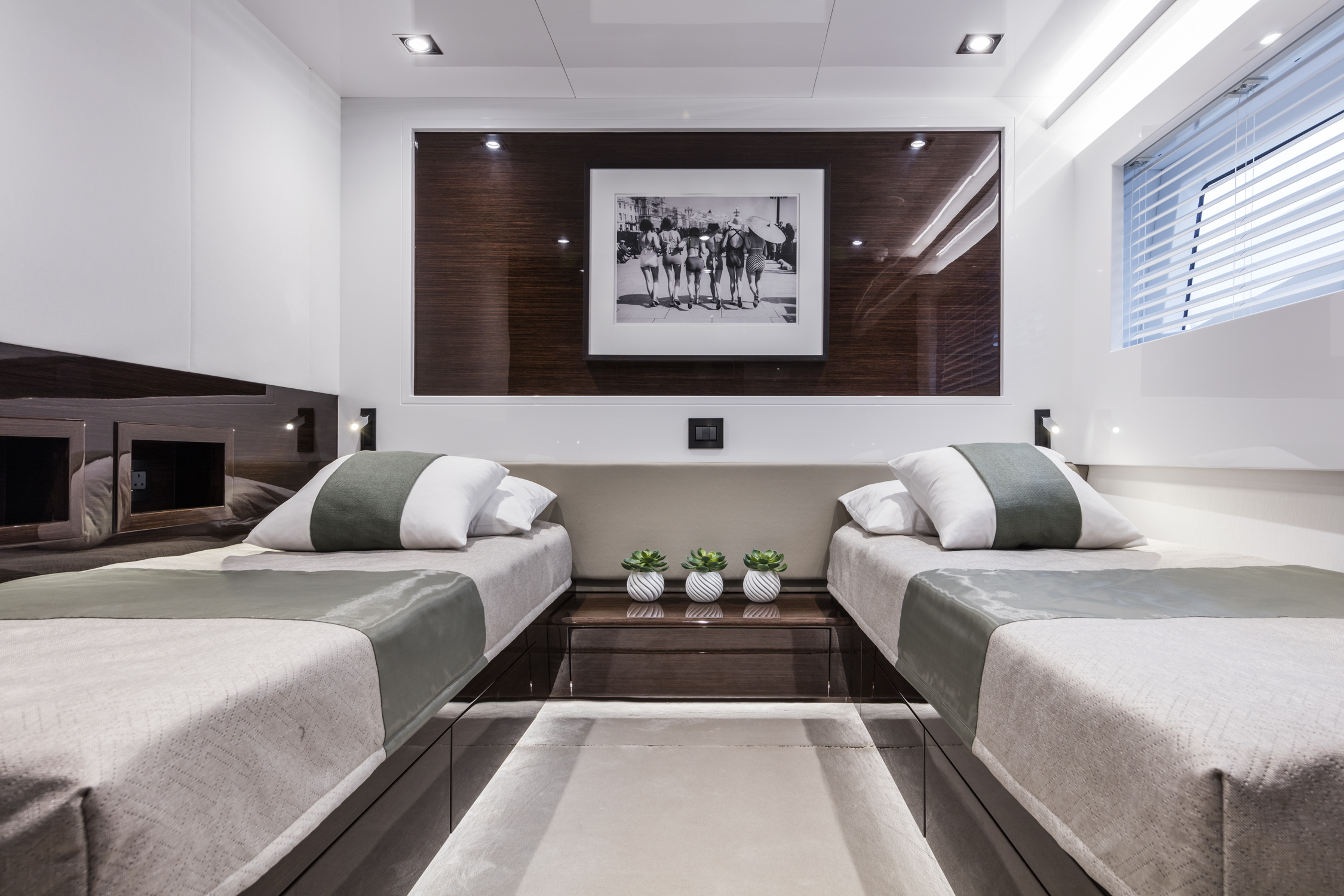 Pearl 95 Twin Cabin 1