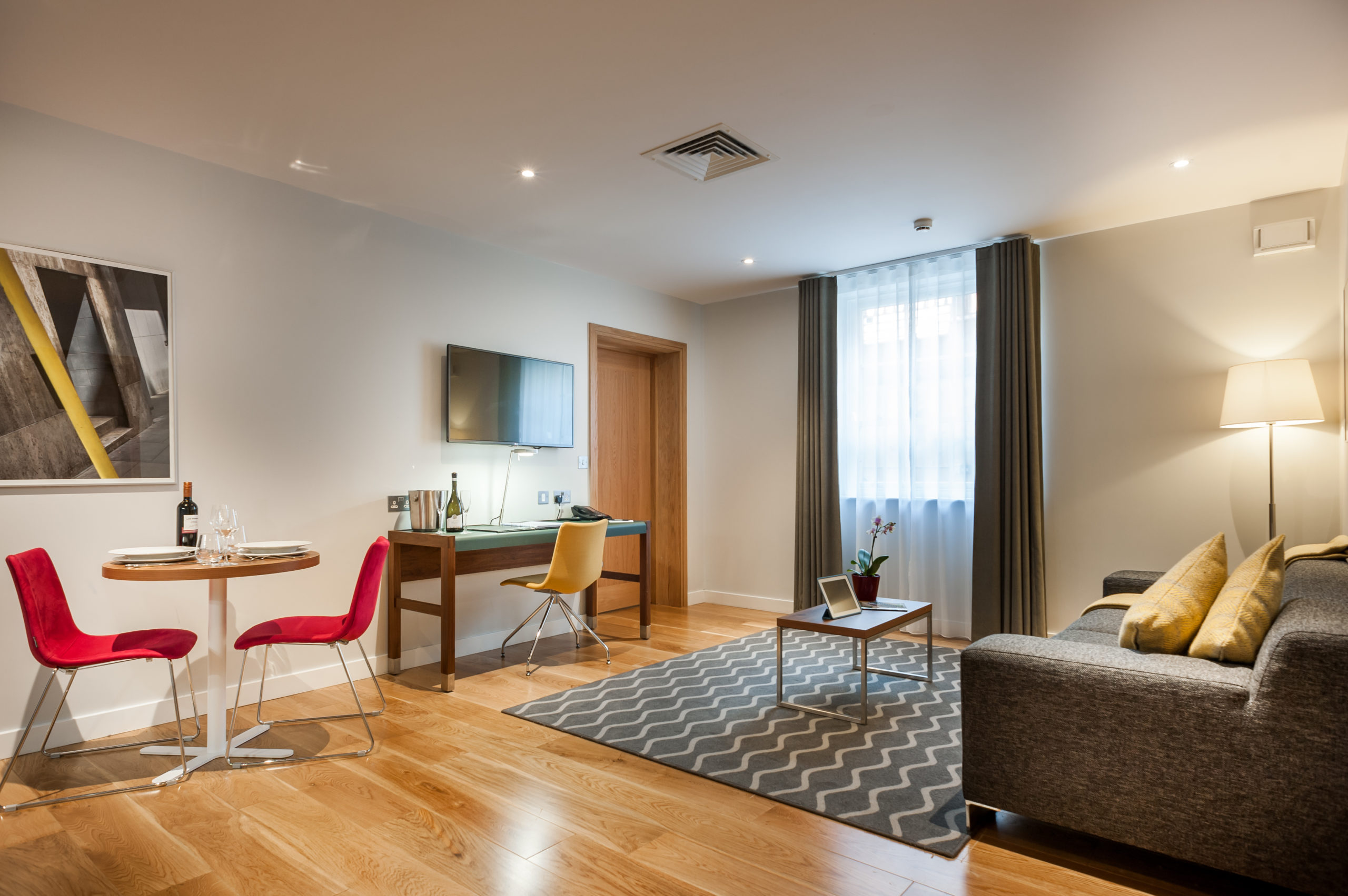PREMIER SUITES PLUS Dublin Leeson Street One Bedroom Suite Spacious Living Area Scaled 1